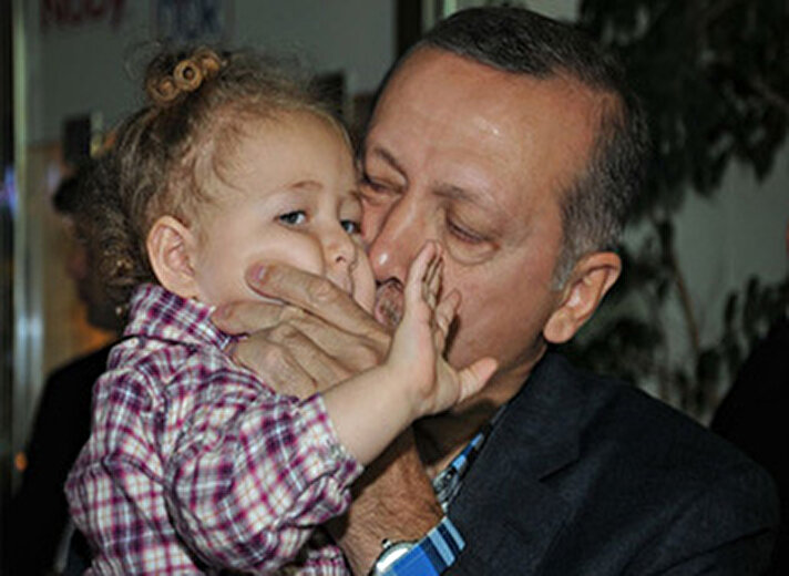 Adana'da bir dizi açılış, temel atma ve konut anahtar teslimi törenine katılan Başbakan Recep Tayyip Erdoğan, torun hasretini Ela Naz isimli kız çocuğuyla giderdi.
