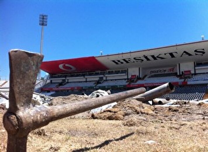 Beşiktaş İnönü Stadı'nın yıkımına devam ediliyor.
