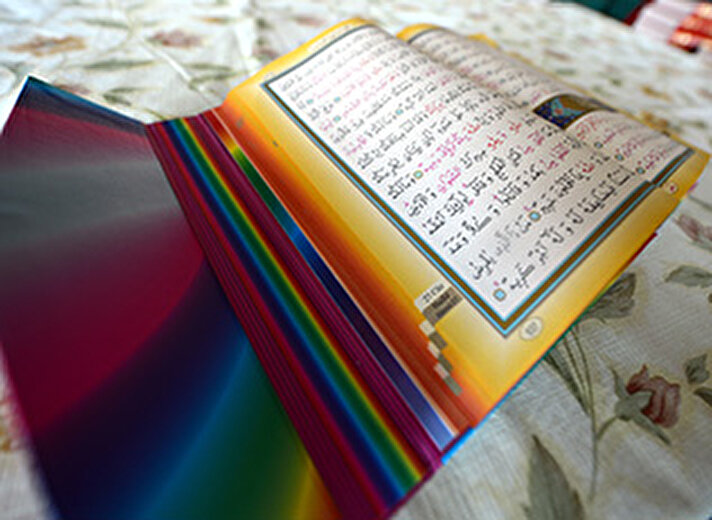Isparta'da Kur'an-ı Kerim'in 162 farklı çeşidinin basıldığı tesiste, çocuklara sevdirmek için gökkuşağının 7 renginin kullanıldığı Kur'an basıldı.