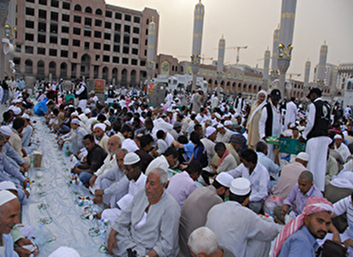 Medine'de Asr-ı Saadetten günümüze kadar iftar sofraları kurma yarışı devam ediyor. Sofra kuran Medineliler ise, "bu bizim değil Peygamber sofrasıdır' diyor.