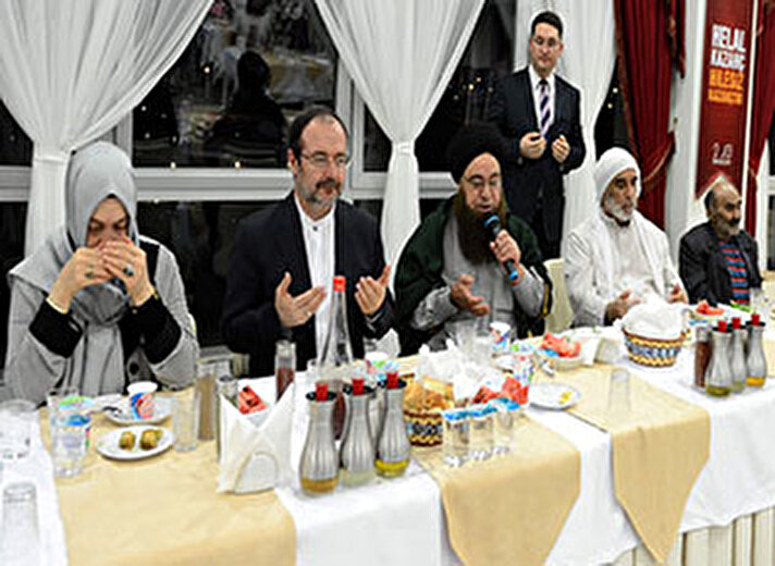 Diyanet İşleri Başkanı Mehmet Görmez, Ankara'da bulunan Suriyeli ve Afganlılarla iftar yaptı.