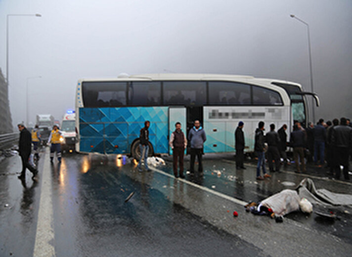 TEM otoyolu Bolu Dağı geçişinde ilk belirlemelere göre 3 yolcu otobüsü, bir TIR, bir tanker, bir otomobil ve bir kamyonetin karıştığı zincirleme trafik kazasında 3 kişi öldü, 15 kişi yaralandı.
