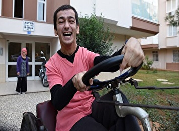 Antalya'da "serebral palsi" hastalığı nedeniyle yüzde 95 engelli olan ancak hayattan kopmayarak üniversiteden örgün öğretim görerek mezun olmayı başaran Ahmet Ortaarmutçu, memurluğa atanıp çalışacağı günlerin hayalini kuruyor.