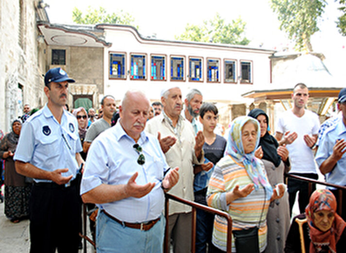 Restorasyon çalışmaları nedeniyle bir süredir ziyarete kapalı olan Eyüp Sultan Türbesi, ziyarete açıldı.