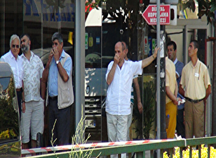 Üsküdar'da, yolda kazı çalışması yapan ekiplerin doğalgaz ana dağıtım borusunun patlatması korku ve paniğe neden oldu. Borudan çıkan yoğun gaz nedeniyle çevredeki esnaf ve vatandaşlar maske kullanmaya başladı.