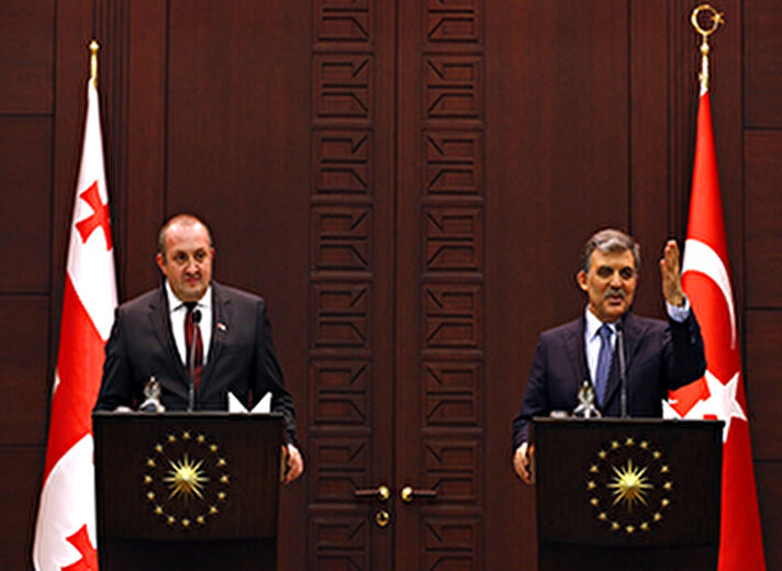 Cumhurbaşkanı Abdullah Gül, resmi ziyaret için Türkiye'de bulunan Gürcistan Devlet Başkanı Giorgi Margvelashvili ile Çankaya Köşkü'nde ortak basın toplantısı düzenledi.
