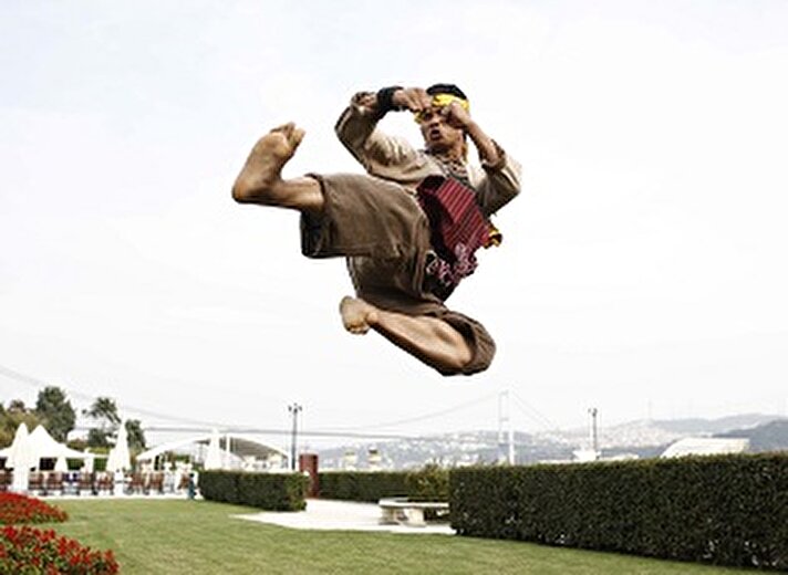 Muay Thai ustası ve aktör Tony Jaa, ilk defa geldiği İstanbul'dan çok etkilendiğini belirterek, "James Bond'a da konu olmuş güzel İstanbul'da çekilecek bir filmde oynamak isterim. Bu benim rüyam" dedi.