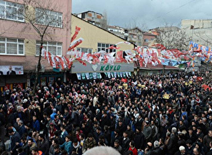 Berkin Elvan'ın cenaze töreninin ardından Beyoğlu'nda iki grup arasında çıkan kavgada silahla vurularak hayatını kaybeden Burak Can Karamanoğlu için tören düzenlendi.