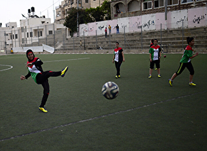 Kudüs'ün İsrail askerlerinin yaptığı baskınlarla adını duyuran İsaviyye semtinin 'İsaviyye Kızları' adlı bayan futbol takımı, Kudüs'ün de tek bayan futbol takımı olma özelliğini taşıyor. 