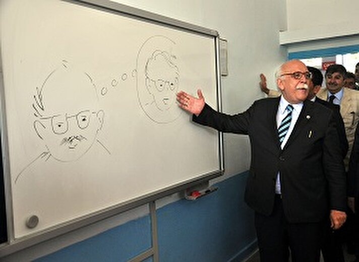 Milli Eğitim Bakanı Nabi Avcı, 43 yıl önce Eskişehir'de mezun olduğu lisede öğrencilere karnelerini verdi. Bakan Avcı, tahtaya kendisinin öğrencilik yıllarını ve şimdiki dönemini anlatan bir karikatür çizdi.