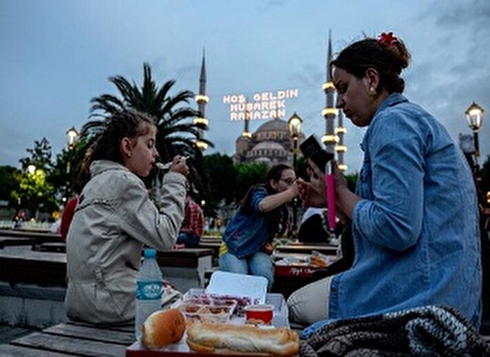 موائد الإفطار الجماعية في اسطنبول