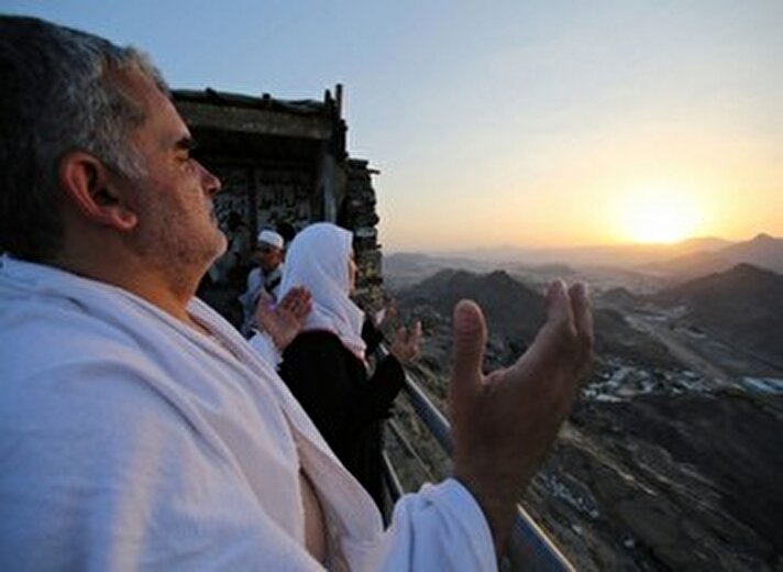 Hac farizasını yerine getirmek üzere kutsal topraklarda bulunan hacı adayları, Mekke'deki önemli mekanları ziyaret ediyor.