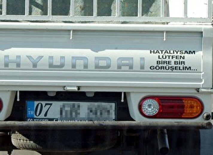 AB ticaret hukuku ile uyumlu hale getirilen Türk Ticaret Kanunu ile kamyoncuların vazgeçilmezi haline gelen kamyon arkası yazıları da yasaklanmış oldu. 