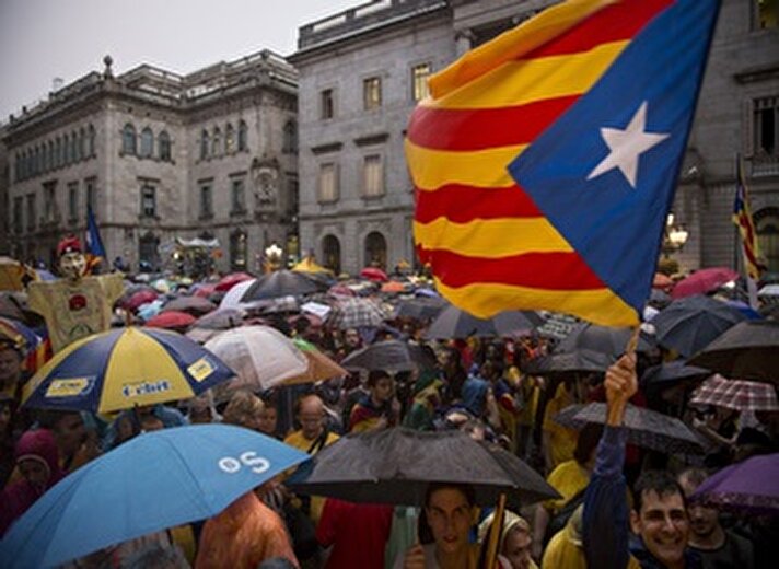 Katalonların bağımsızık mücadelesi devam ediyor. İspanya'da  Anayasa Mahkemesi'nin Katalonya'da bağımsızlık referandumunu askıya almasını tepkiyle karşılayan binlerce Katalon, sokakları terk etmiyor. 