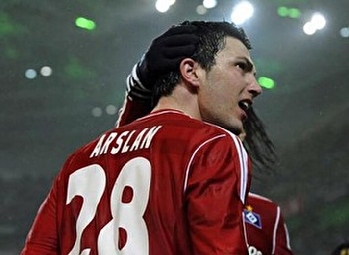 Galatasaray yerli transferi için çalışmalarını büyük bir titizlikle devam ettiriyor. Yerlide Tarık Çamdal ve Veysel Sarı inadı sürerken, Listesinde 5 oyuncu daha bulunuyor.