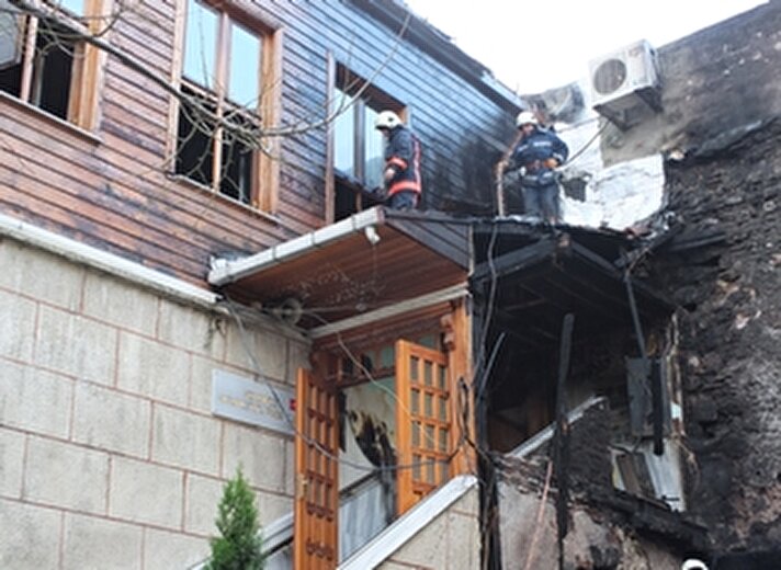 Karaköy'de tarihi Kemankeş Karamustafa Paşa Camii'nde sabah saatlerinde yangın çıktı. Büyümeden söndürülen yangın maddi hasara yol açtı.