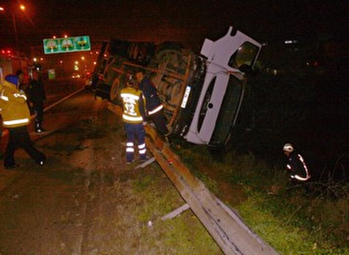 TEM'de yola dökülen kaygan madde trafik kazasına neden oldu. 