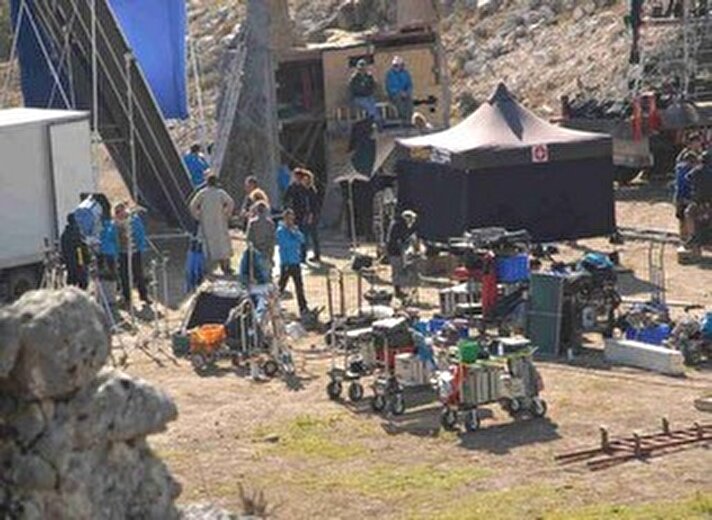 Ünlü aktör Russell Crowe, Fethiye'de devam eden “The Water Diviner” filminin çekimlerini Kayaköy'den sonra Seydikemer ilçesine bağlı Yaka köyündeki antik Tlos kentine taşıdı.