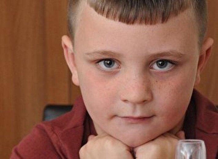 İngiltere'nin Darlington kentinde yaşayan 7 yaşındaki Junior Rucroft'un alerji ile başı belada. Alerjik reaksiyonlar yüzünden 50'den fazla hastaneye kaldırılan küçük çocuğun en önemli sorunlarından biri de kendisi.