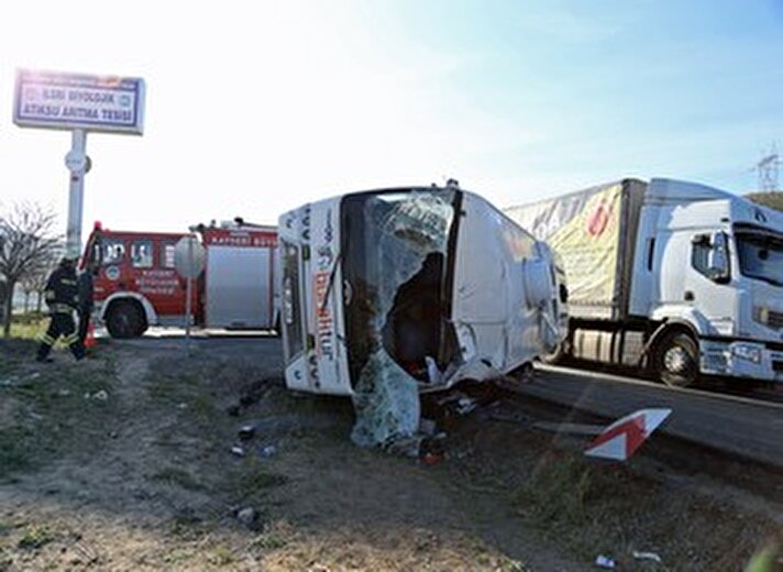 Kayseri'de bir tır, midibüs ve minibüsün karıştığı trafik kazasında 1'i ağır 27 kişi yaralandı.