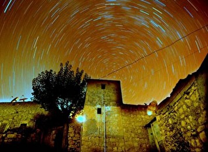 Mardin'deki Bagok Dağı üzerinde gökyüzündeki görsel şölen kare kare objektife yansıdı. Kutup Yıldızı merkeze alınarak uzun pozlama tekniğiyle çekilen fotoğraflarda farklı görüntüler oluştu. (Fotoğraflar: DHA)