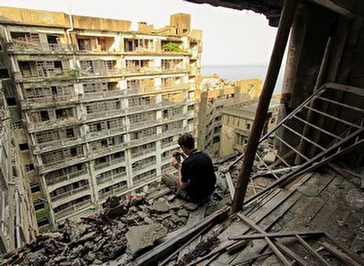 Hashima adası dev bir savaş gemisine benzemesinden ötürü "Battleship Island" olarak da anılıyor. Ada Japonya'nın güneyinde, Kyushu adasının güneybatısında yer alıyor. Sahilden sadece 3 km uzaklıkta.