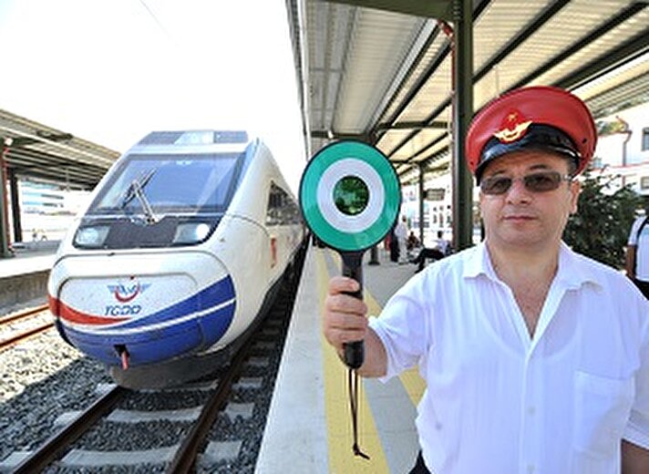 Açılışı bugün yapılacak olan İstanbul Ankara Yüksek Hızlı Tren hattını Yeni Şafak muhabiri Emeti Saruhan okurlarımız için test etti. Hattın hazır olduğunu söyleyen TCDD yetkilileri, 'gönül rahatlığıyla seyahat edilebilir' dedi. İşte Sedat Özkömeç'in objektifinden YHT'nin en güzel kareleri...
