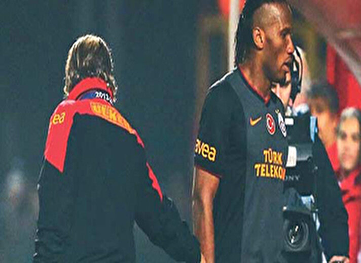 Süper Lig'in 21. haftasında oynanan ve 2-2 sonuçlanan Galatasaray ile Medical Park Antalyaspor maçının 66. dakikasında oyundan alınan Fildişili yıldız Didier Drogba'nın, saha kenarında kendisine el uzatan yardımcı antrenör Tugay Kerimoğlu'nun elini sıkmadı.