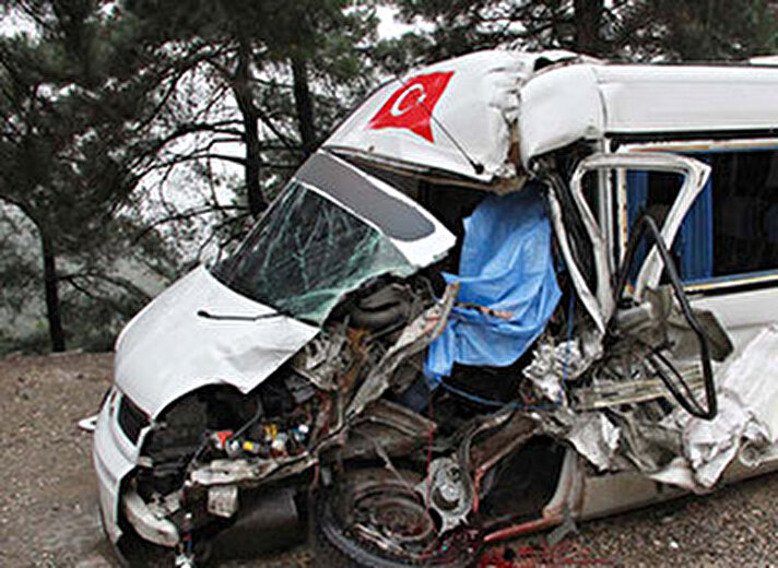Bursa’da meydana gelen trafik kazasında bir kişi hayatını kaybederken ondan fazla kişi ise yaralandı.