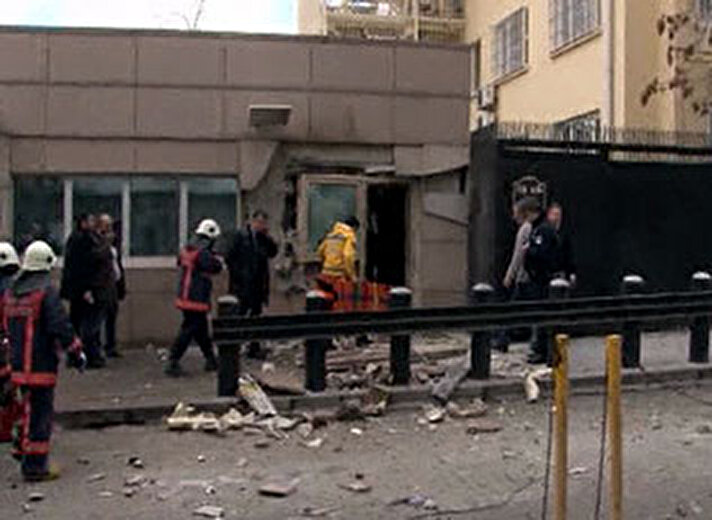 Ankara’da Amerika birleşik devletleri (ABD) büyükelçiliği önünde patlama meydana geldi. Olay yerine çok sayıda ambulans ve itfaiye ekibi sevk edildi.