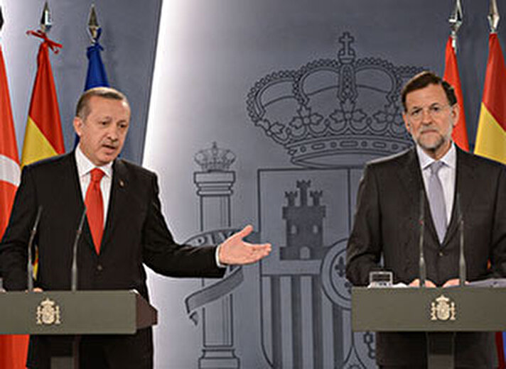 Başbakan Recep Tayyip Erdoğan, Türkiye-ispanya 4. Hükümetler arası zirve için geldiği Madrid başbakanlık sarayı Moncloa'da resmi törenle karşılandı. 