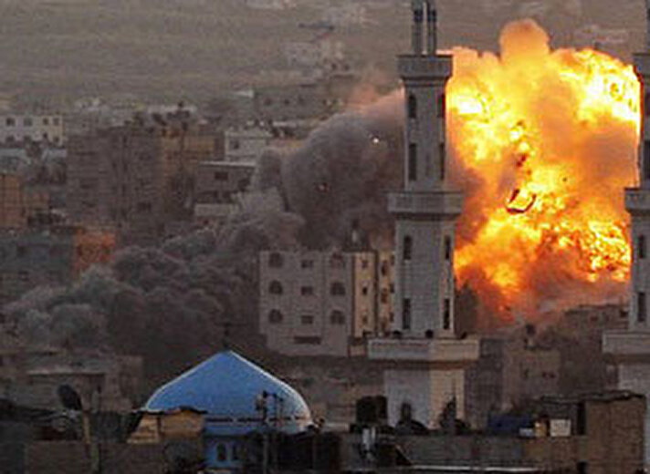 İsrail savaş uçakları, Gazze’deki Filistin hükümeti ofislerini ve Haniye’nin danışmanı İsam Ed-dealis'in evini bombaladı.