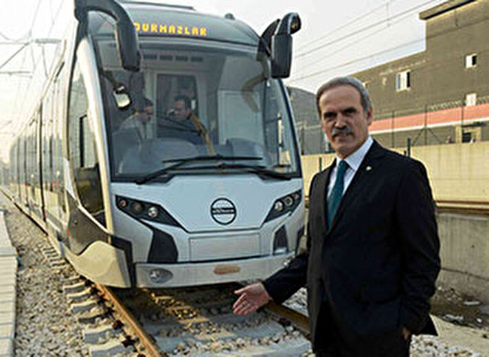 Büyükşehir belediyesi öncülüğünde Bursa’da üretilen ve kentin simgelerinden ilham alınarak ‘ipekböceği’ görünümlü olarak tasarımı yapılan ilk yerli tramvay atölyesine getirildi. 