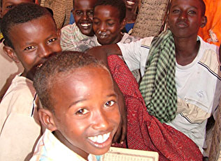 Açlık ve susuzluk nedeniyle her gün binlerce çocuğun ölmesi ile dünyanın gündemine gelen Somali'de, Müslüman çocukların, atık pillerin içerisindeki kömürü mürekkep, kamışı kalem ve ağaç gövdesinden elde ettikleri tahtaları defter yaparak Kuran-ı Kerim öğrenme çabaları insanı hayrete düşürüyor.