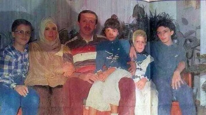Cumhurbaşkanı Erdoğan ve ailesinin 20 yıl önce çekilen bu fotoğrafı sosyal medyada büyük ilgi görüyor. Erdoğan'ın İstanbul Büyükşehir Belediye Başkanı seçildiği ilk günlerde çekilen fotoğrafta Erdoğan'ın çocukları Burak 15, Bilal 14, Esra 13 ve Sümeyye 9 yaşlarında. 
