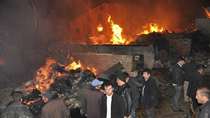 130 haneli Çukuröz köyünde, Mustafa Özgen’e ait evde henüz belirlenemeyen nedenle yangın çıktı. Kısa sürede büyüyen yangın, bitişikteki diğer evlere de sıçradı.
