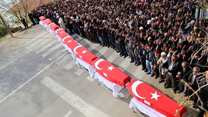 Ermenek'teki maden ocağında dün ve önceki gün cansız bedenlerine ulaşılan 8 işçi için Nezehat-Ahmet Keleşoğlu Camisi'nde cenaze töreni düzenlendi.