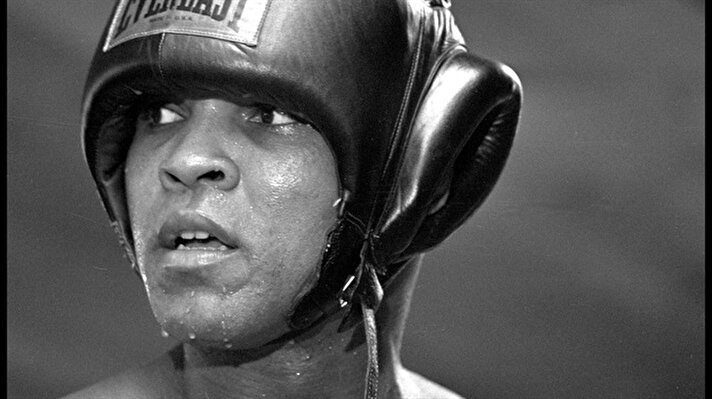 Cassius Marcellus Clay Jr. yani Muhammed Ali Clay, 17 Ocak 1942, Louisville, Kentucky, ABD'de doğdu. Yarı Afro-Amerikan, yarı İrlanda kökenli olan ünlü boksör, bazı uzmanlar tarafından tüm zamanların en iyi ağırsiklet boks şampiyonu kabul edilir. 1964 yılında 22 yaşındayken...