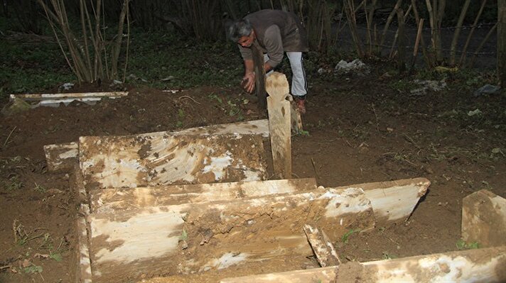 Salıpazarı ilçesinde etkili yağış, bir yamaçtaki mezarlıkta toprak kaymasına neden oldu. Köylüler, bozulan mezarlıklarda bulunan cenazelerini kendi imkanlarıyla başka alana defnetti
