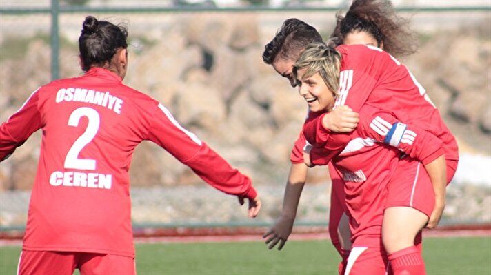 Türkiye Kadınlar Futbol 3. Ligi 6. Grup ekiplerinden Osmaniye temsilcisi Yahya Mazlum Halk Eğitim Merkezi Spor, 6 haftada rakip fileleri 44 kez havalandırdı, kalesinde gol görmedi. Ligde 15 puanla lider durumdaki Osmaniye ekibi, ilk maçta sahasında Akdeniz Demirspor'u 3-0 yendi. İkinci haftayı dinlenerek geçiren ekip, üçüncü hafta Karataşspor'u deplasmanda 4-0, dördüncü hafta konuk ettiği Hatay Dumlupınar'ı 16-0 mağlup etmeyi başardı. Adanagücü'nü 13-0'lık skorla skorla mağlup eden Yahya Mazlum Halk Eğitim Merkezi Spor, altıncı hafta sahasında Sümerspor'u da 8-0 yenerek gol sayısını 44'e yükseltti.