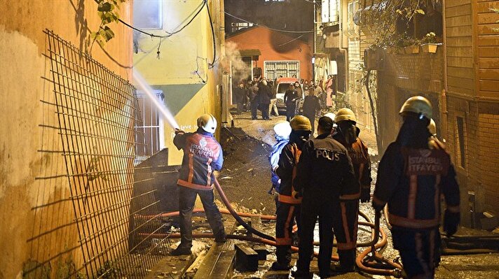 Fatih'te ahşap bir binada başladıktan sonra yandaki binalara sıçrayan yangın, itfaiye ekiplerince söndürüldü. 