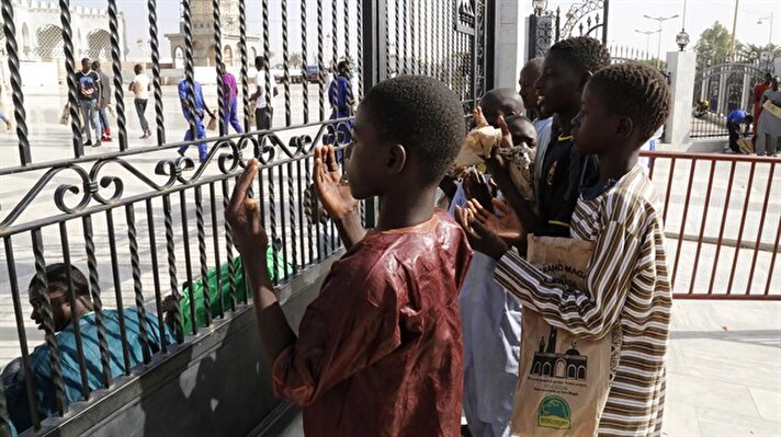 Touba tarikatının kurucusu Şeyh Ahmadou Bamba Mbacké’nin sürgünden dönüşünün 120. yıldönümünü kutlamak amacıyla 4 milyona yakın Senegalli Touba şehrinde bir araya geldi. Magal Günü olarak ifade edilen etkinliklere katılmak için başkente 200km uzaklıktaki Touba kentine gelen Senegalliler, Touba Camii'ndeki Şeyh Ahmadou Bamba Mbacké türbesini ziyaret etti.
