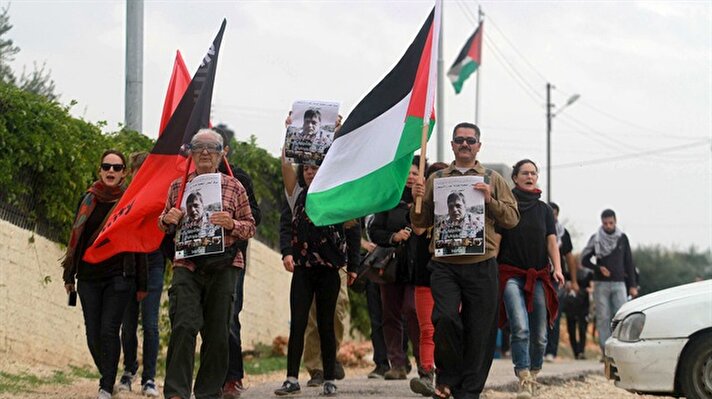 Ramallah’ın batısındaki Belayn köyünde toplanan bir grup, Yahudi yerleşim birimi inşasını ve İsrail askerlerinin müdahalesi sonucu yaşamını yitiren Filistinli Bakan Ziyad Ebu Ayn için gösteri düzenledi. Filistinli Bakan Ayn'ın posterleri ve Filistin bayraklarıyla yürüyen göstericiler, İsrail karşıtı sloganlar attı.