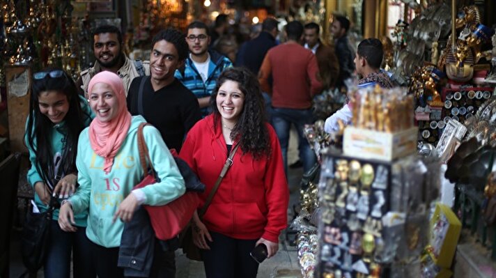Mısır'ın başkenti Kahire'nin merkezinde yer alan kentin en büyük tarihi çarşılarından Han el-Halili, Kahire'nin başlıca turistik merkezlerinden biridir. Memluk sultanı Carkas el-Halili tarafından inşa ettirilen ve ismini ondan alan çarşıda, hediyelik eşya satan dükkanların yanı sıra lokantalar ve kahvehanelerde bulunmaktadır