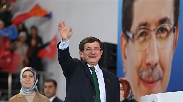 Başbakan Ahmet Davutoğlu, eşi Sare Davutoğlu ile Adıyaman Üniversitesi Spor Salonu'nda düzenlenen AK Parti il kongresine katıldı. 