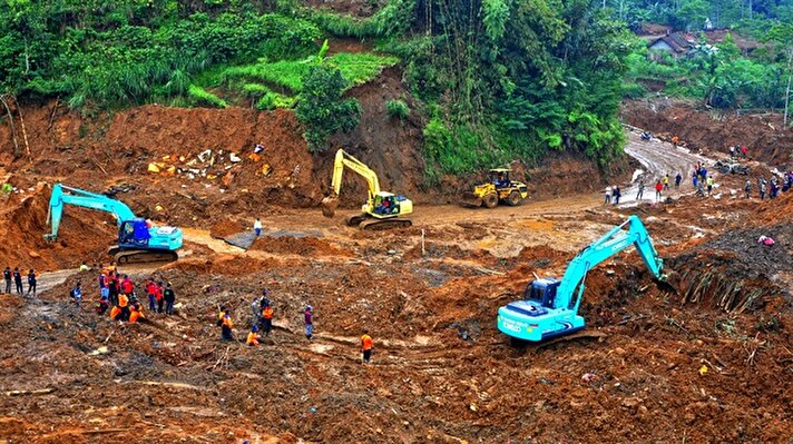 Endonezya'nın Orta Java bölgesinde aşırı yağışların sebep olduğu heyelandan 5 gün sonra ölenlerin sayısının 47'ye çıktı. Kurtarma ekipleri bölgede çalışmalarına devam etti.