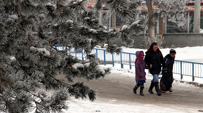 Kentte soğuk havadan dolayı öğrenciler okula gitmekte zorlandı.
