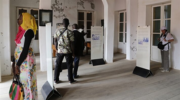 Ziyaretçiler, ada içerisinde bulunan müzeye yoğun ilgi gösterdi.