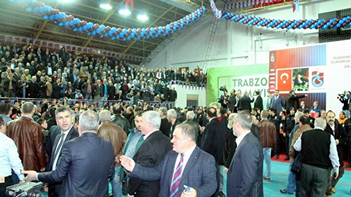Trabzonspor Genel Kurulu'nda olay çıktı! Yönetim tarafı ve muhalefet arasında yumruklaşmalar yaşandı. Salona çevik kuvvet girdi