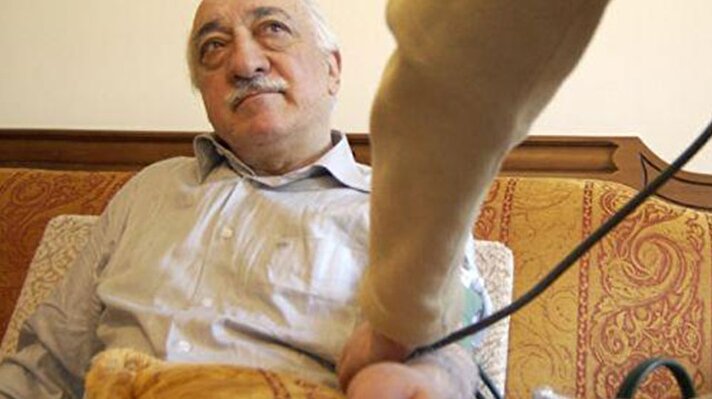 10 yıldan fazla bir zamandır Pensilvanya'da yaşayan Fethullah Gülen'in daha önce yayınlanmamış fotoğrafları ortaya çıktı. Bu fotoğraflar Gülen'in her anının fotoğraflandığı izlenimini de uyandırdı. Gülen traş olurken de fotoğrafı çekilmiş.